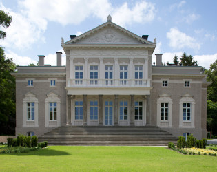 Manowce Palace