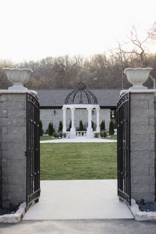 Knotting Hills Wedding Venue & Resort Pevely, Missouri, United States