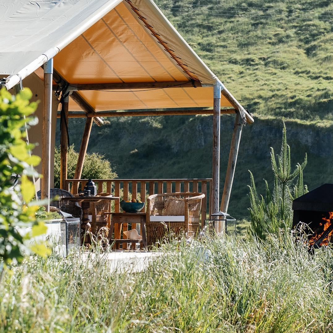浪漫的野外露营 帐篷酒店蒂尔巴湖营