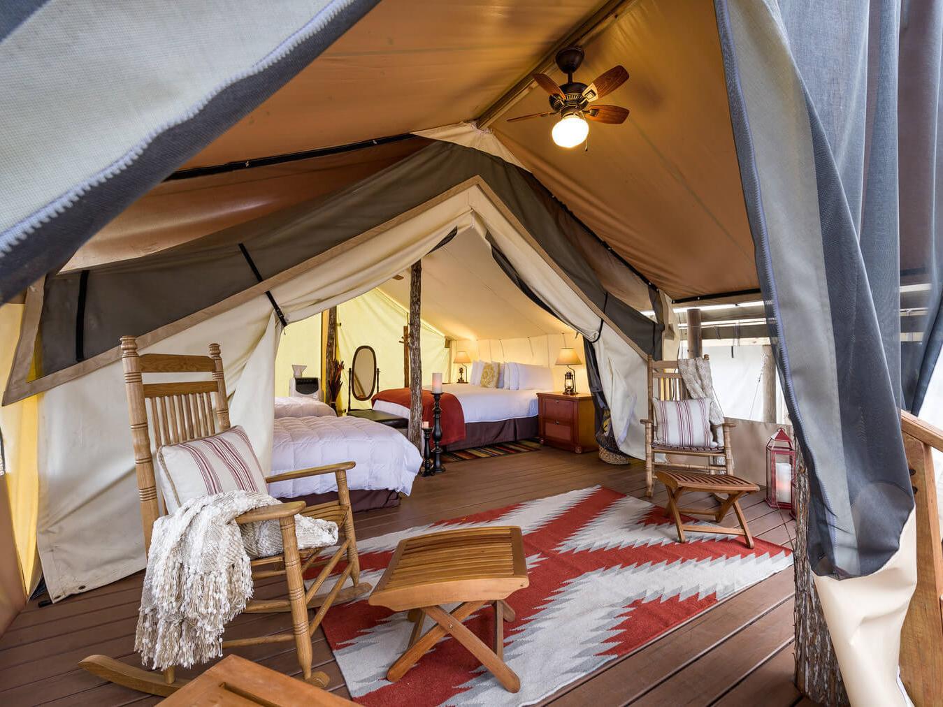 浪漫的野外露营 帐篷酒店在这些波士顿地点之一计划完美的假期聚会